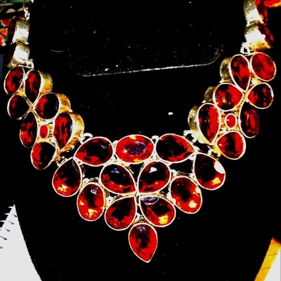 Elegant Red Necklace - Picture 2 of 4